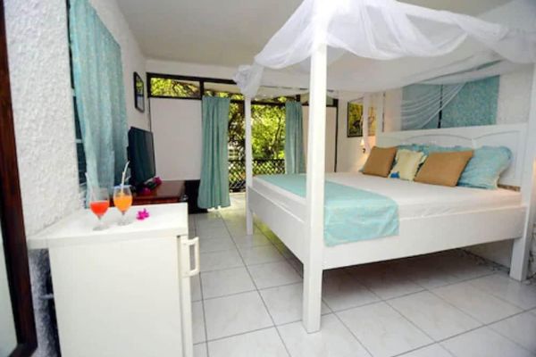 Hummingbird Beach Resort (Mamin)